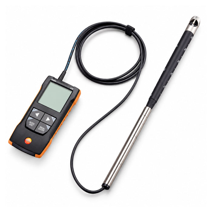 Testo 416 anemometre, mini pervaneli teleskobik prob ve bağlantı kablosunun beyaz zeminde görünümü