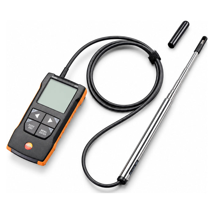 Testo 425 anemometre, teleskobik prob, bağlantı kablosu ve koruyucu başlığın beyaz zeminde görünümü