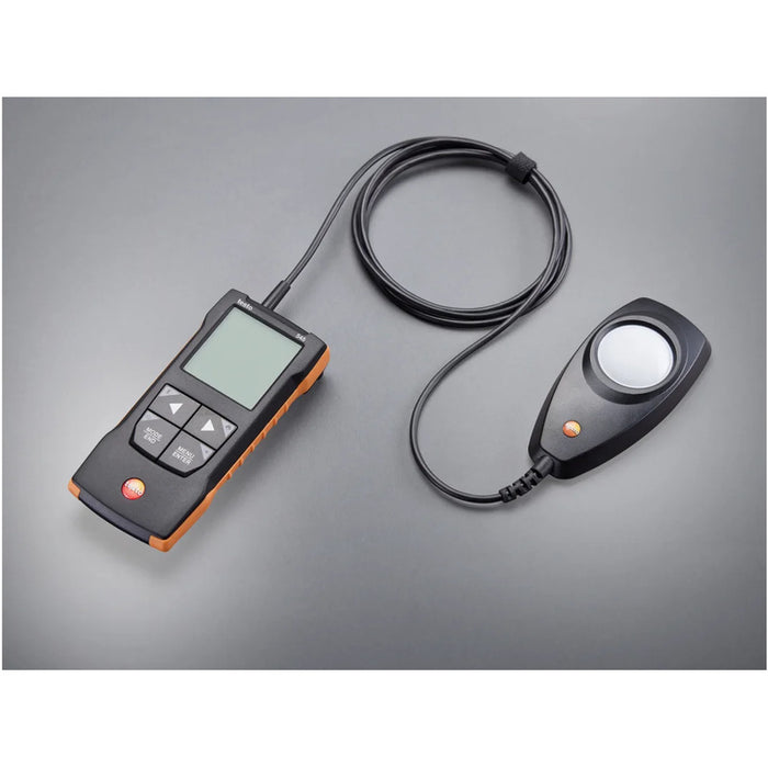 Testo 545 ışık ölçer, sabit bağlı probu ve 1,4 metre kablosu