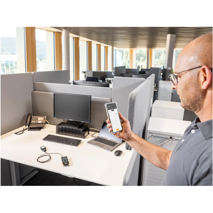 Testo 545 ile ofis çalışma masasında aydınlık ölçümü ve telefondan değer takibi